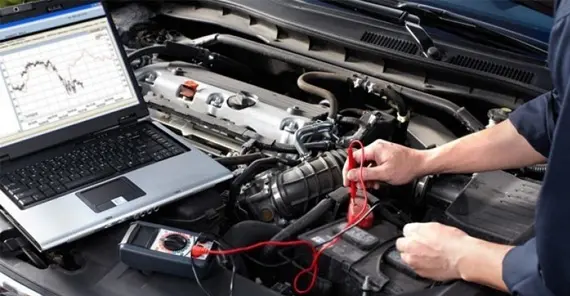 Amortecedor automotivo com mola helicoidal amarela instalado no sistema de suspensão de um veículo